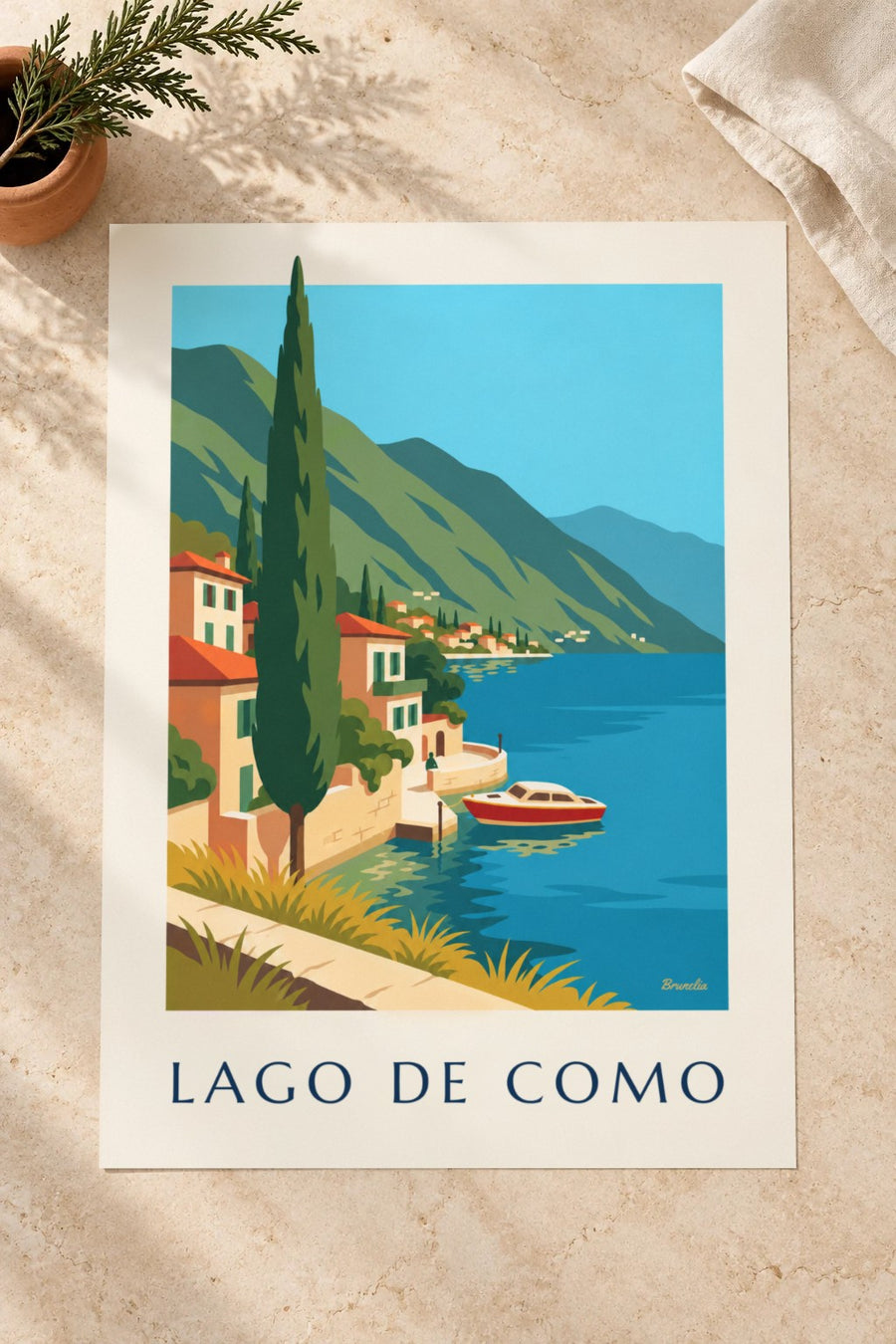 Poster das margens do Lago de Como e de um barco de madeira: pousado numa mesa