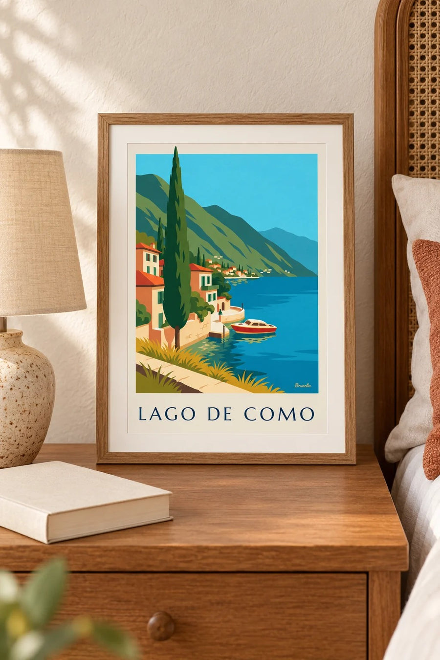 Poster das margens do Lago de Como e de um barco de madeira: pequeno formato A4 emoldurado