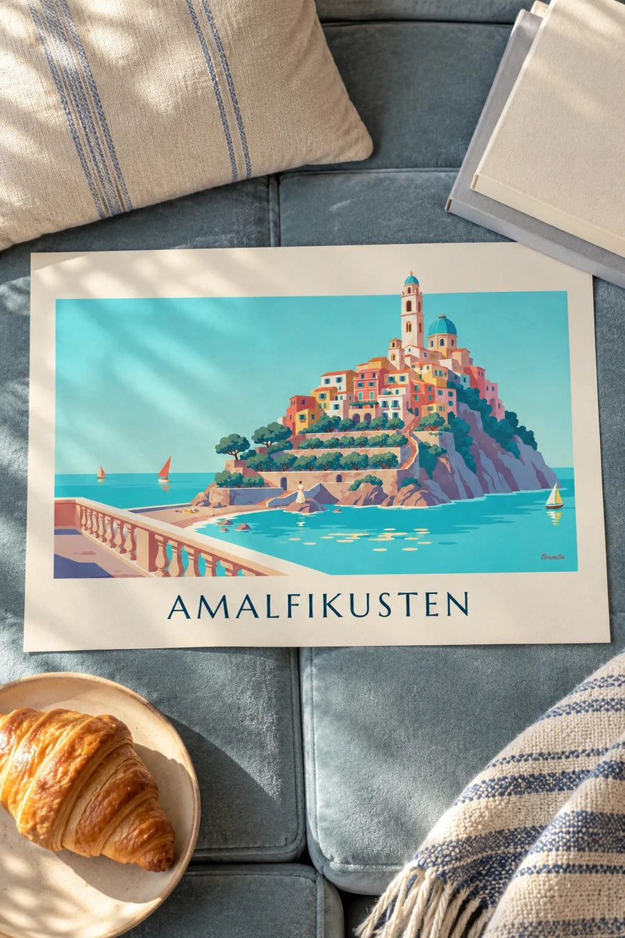 Affisch med Amalfikusten, färgglada hus och turkost vatten: liggande på ett bord