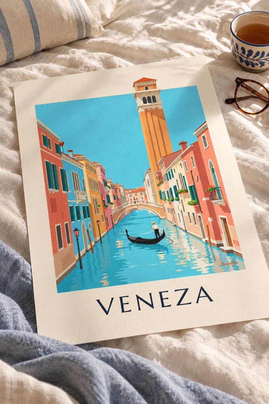 Cartaz de gondoleiro num canal de Veneza: pousado numa mesa