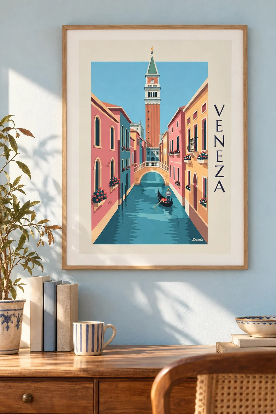 Póster de gondoleiro num pequeno canal sob o Campanário de Veneza: emoldurado na parede