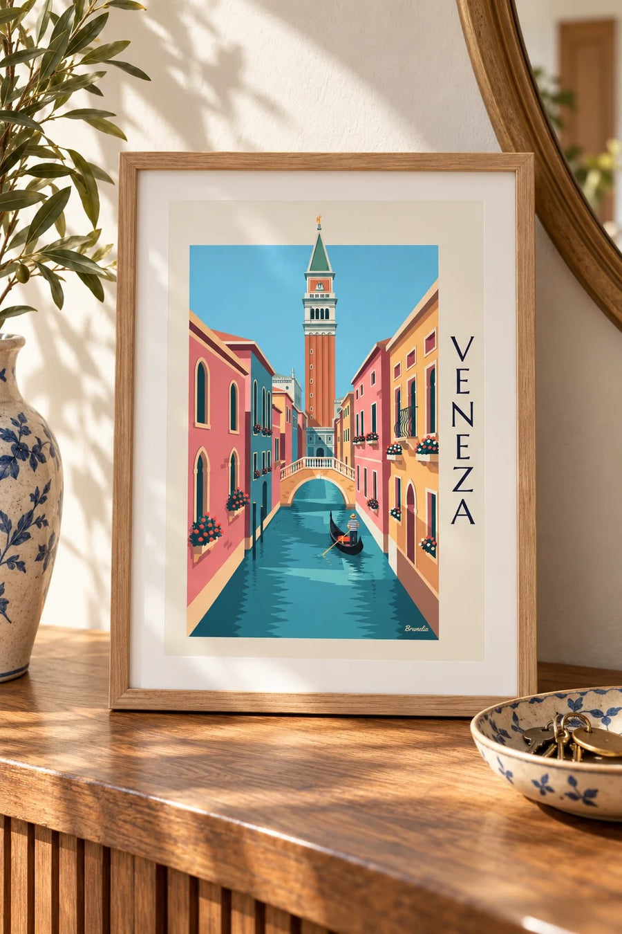 Póster de gondoleiro num pequeno canal sob o Campanário de Veneza: pequeno formato A4 emoldurado
