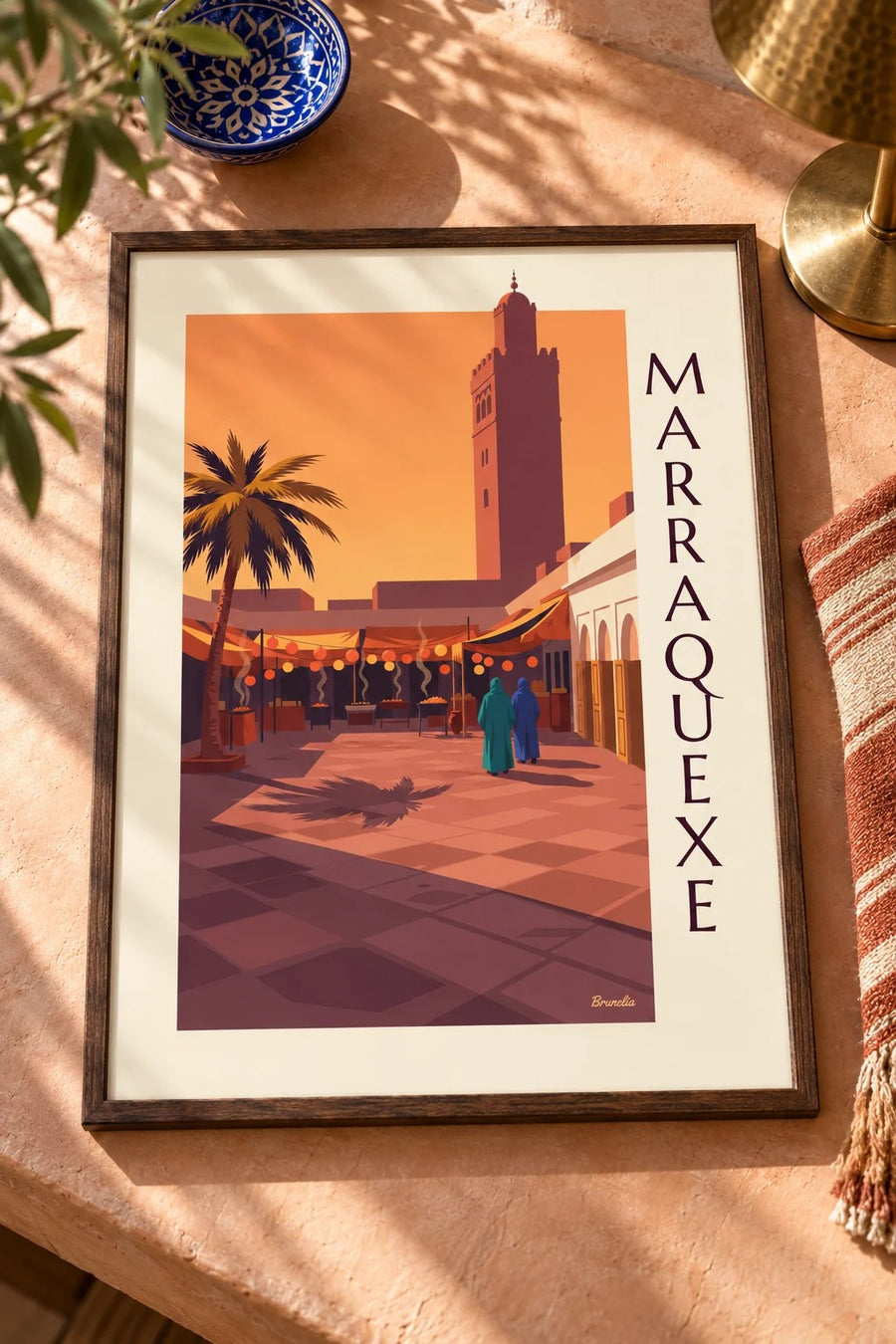 Cartaz da praça Jemaa el-Fna em Marraquexe ao crepúsculo: pousado numa mesa