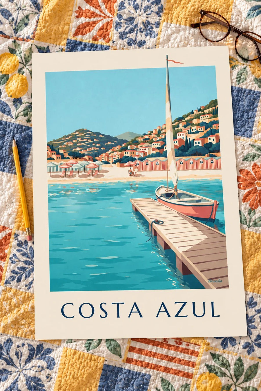 Póster de cabanas de praia às riscas e pontão na Costa Azul: pousado numa mesa