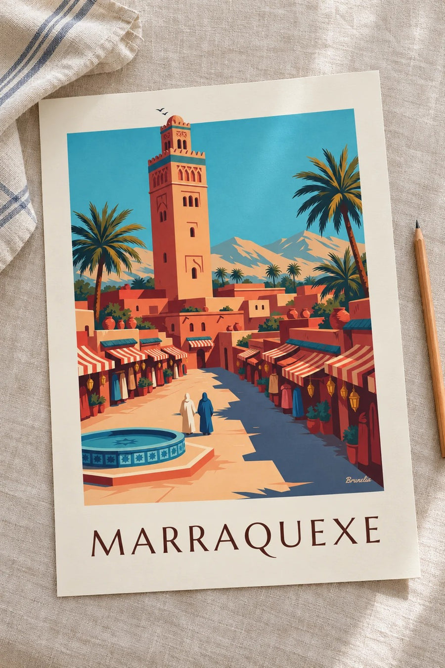 Cartaz da medina de Marraquexe e do minarete da Koutoubia: pousado numa mesa