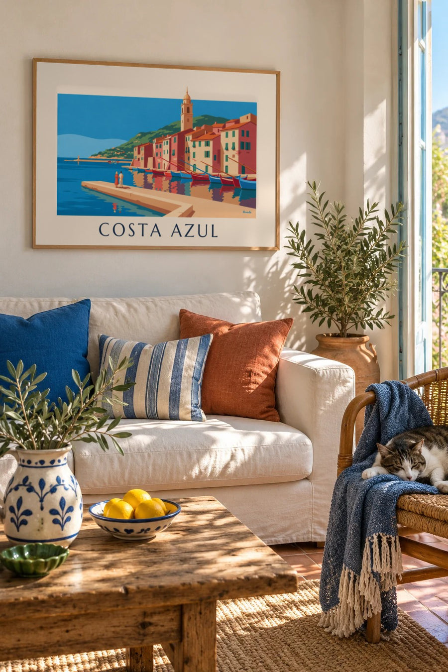 Cartaz de fachadas coloridas e barcos num porto da Côte d’Azur: emoldurado na parede