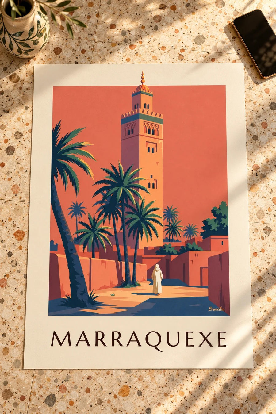 Cartaz do minarete da Koutoubia iluminado ao crepúsculo em Marraquexe: pousado numa mesa
