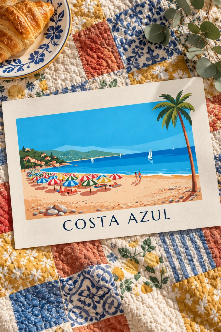 Cartaz de chapéus de sol coloridos numa praia de seixos da Côte d’Azur: pousado numa mesa