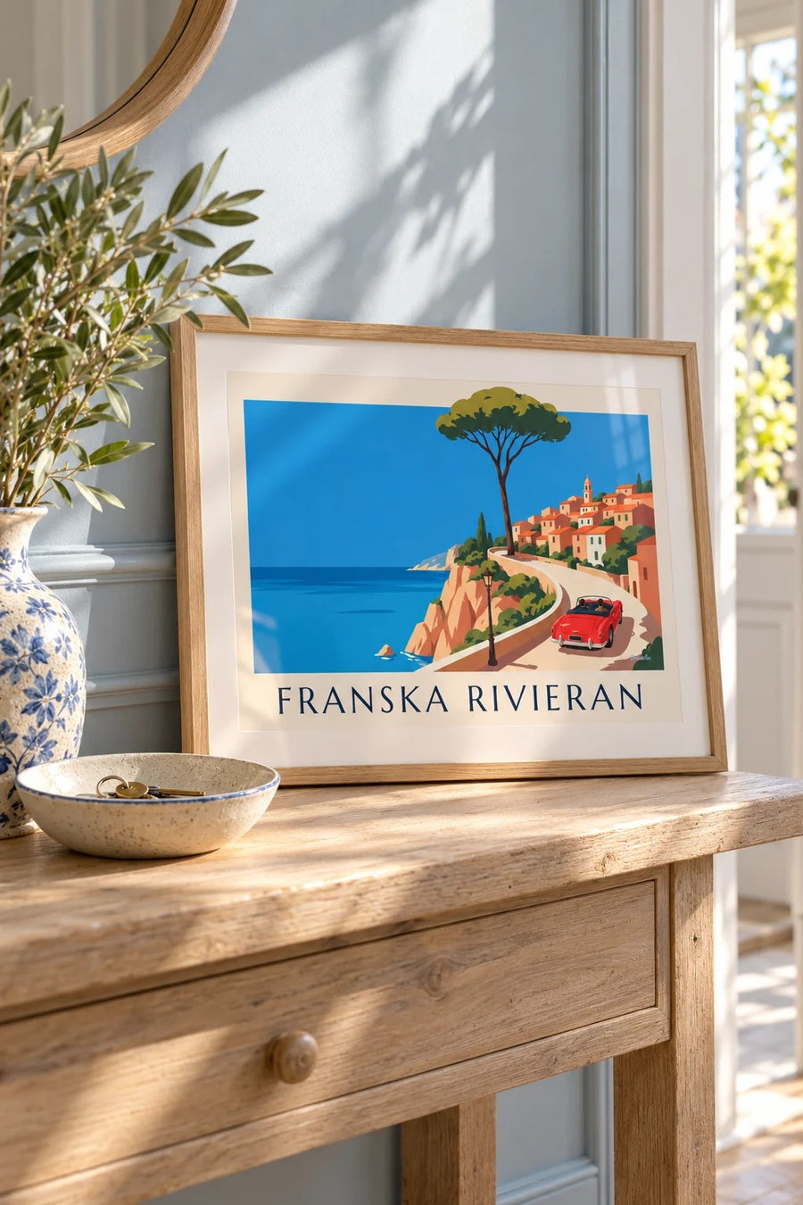 Affisch med röd cabriolet på kustvägen vid Côte d’Azur: litet A4-format i ram