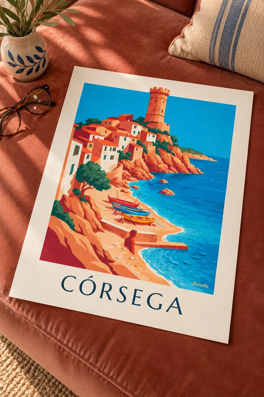 Póster de aldeia costeira, torre genovesa e barcos na Córsega: pousado numa mesa