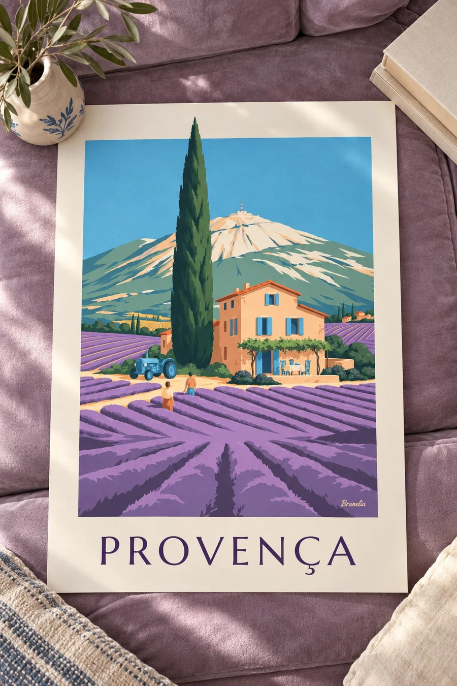 Cartaz de casa de campo provençal nos campos de lavanda: pousado numa mesa