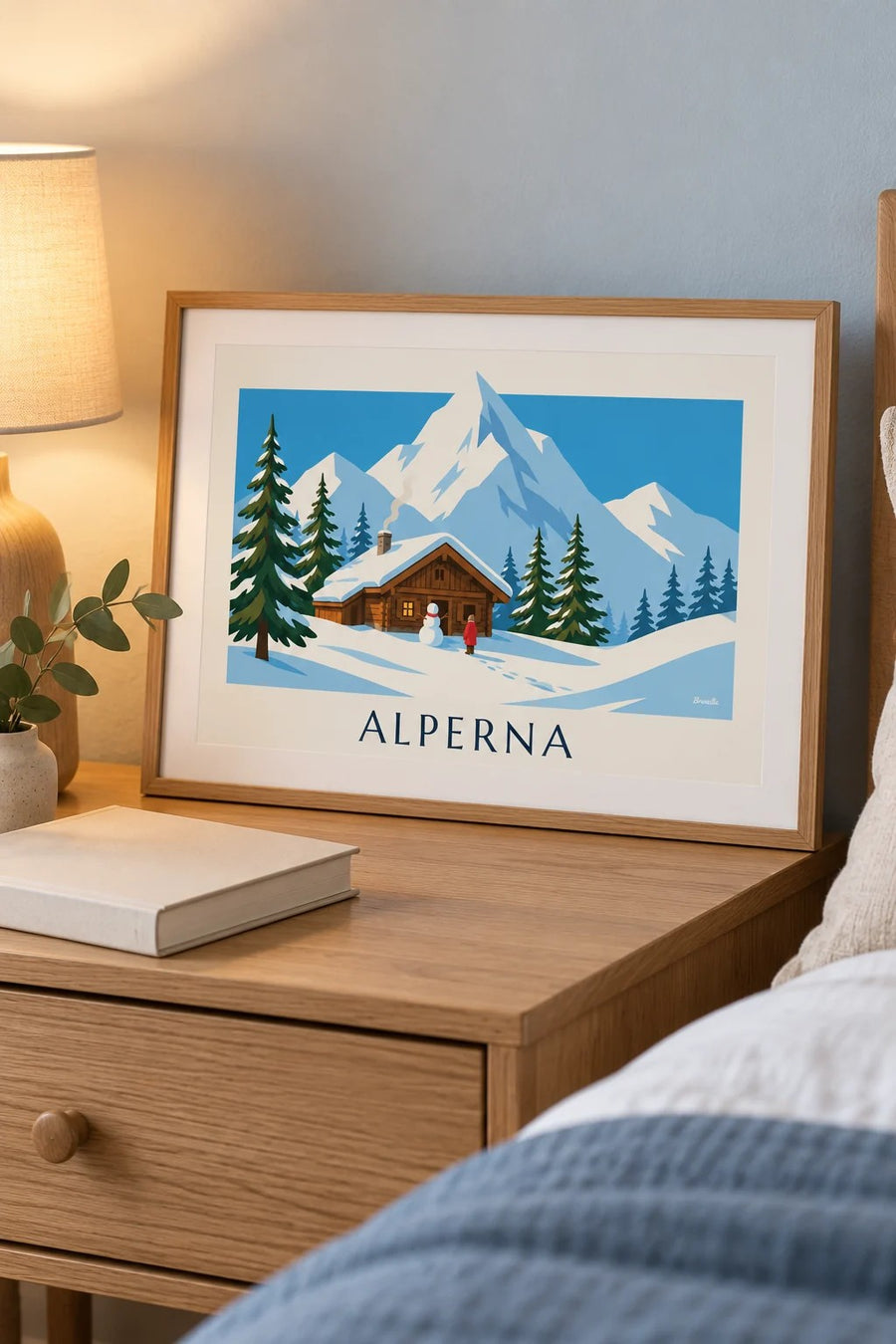 Affisch med snötäckt alpstuga och snögubbe i Alperna: litet A4-format i ram