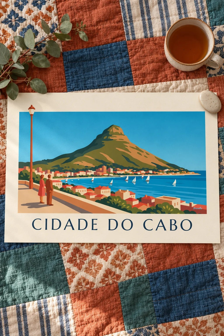 Cartaz da Cidade do Cabo, Lion's Head e baía com veleiros vistos do passeio marítimo: pousado numa mesa