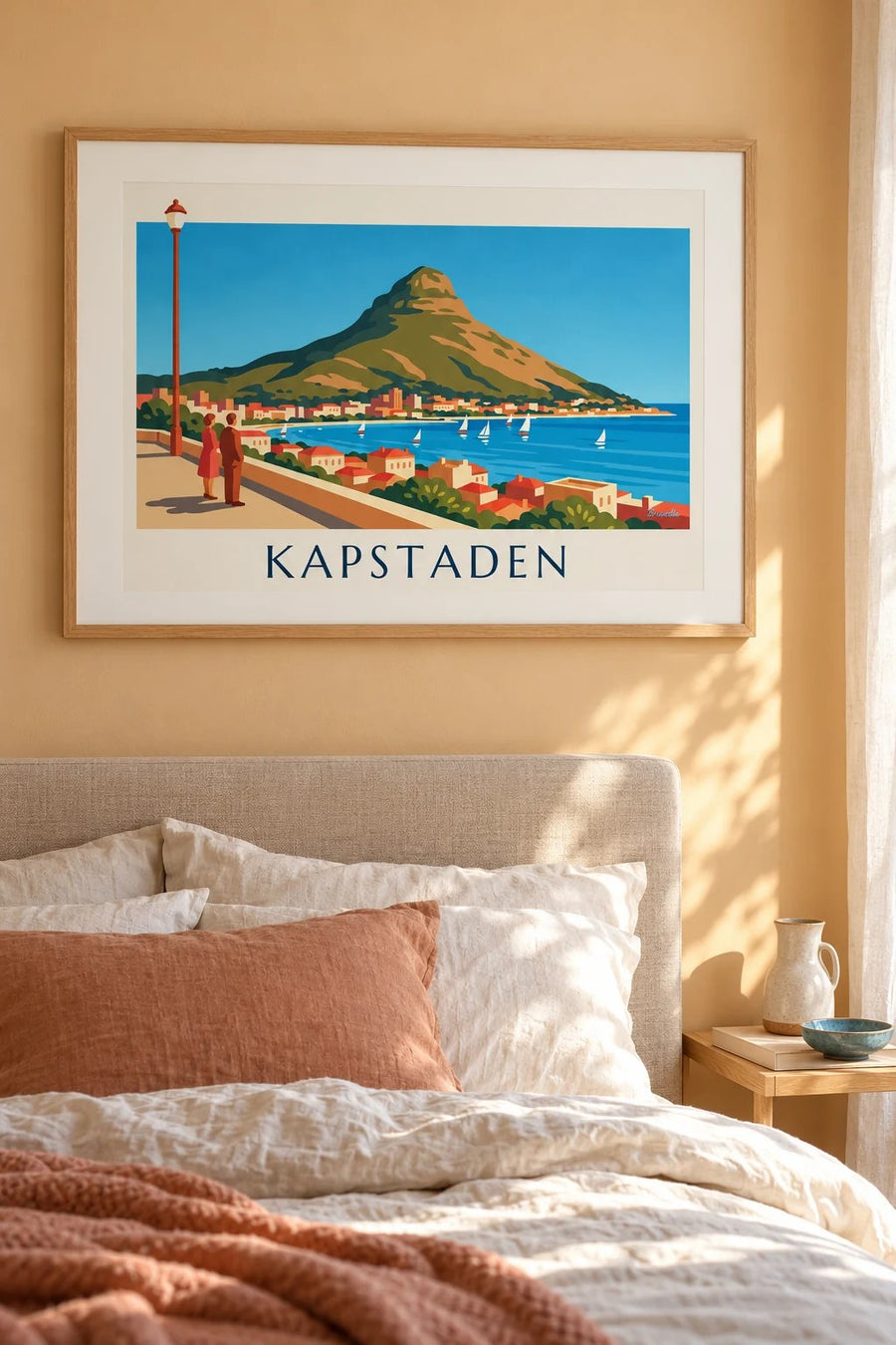 Poster med Kapstaden, Lion's Head och bukten med segelbåtar från strandpromenaden: inramad på väggen
