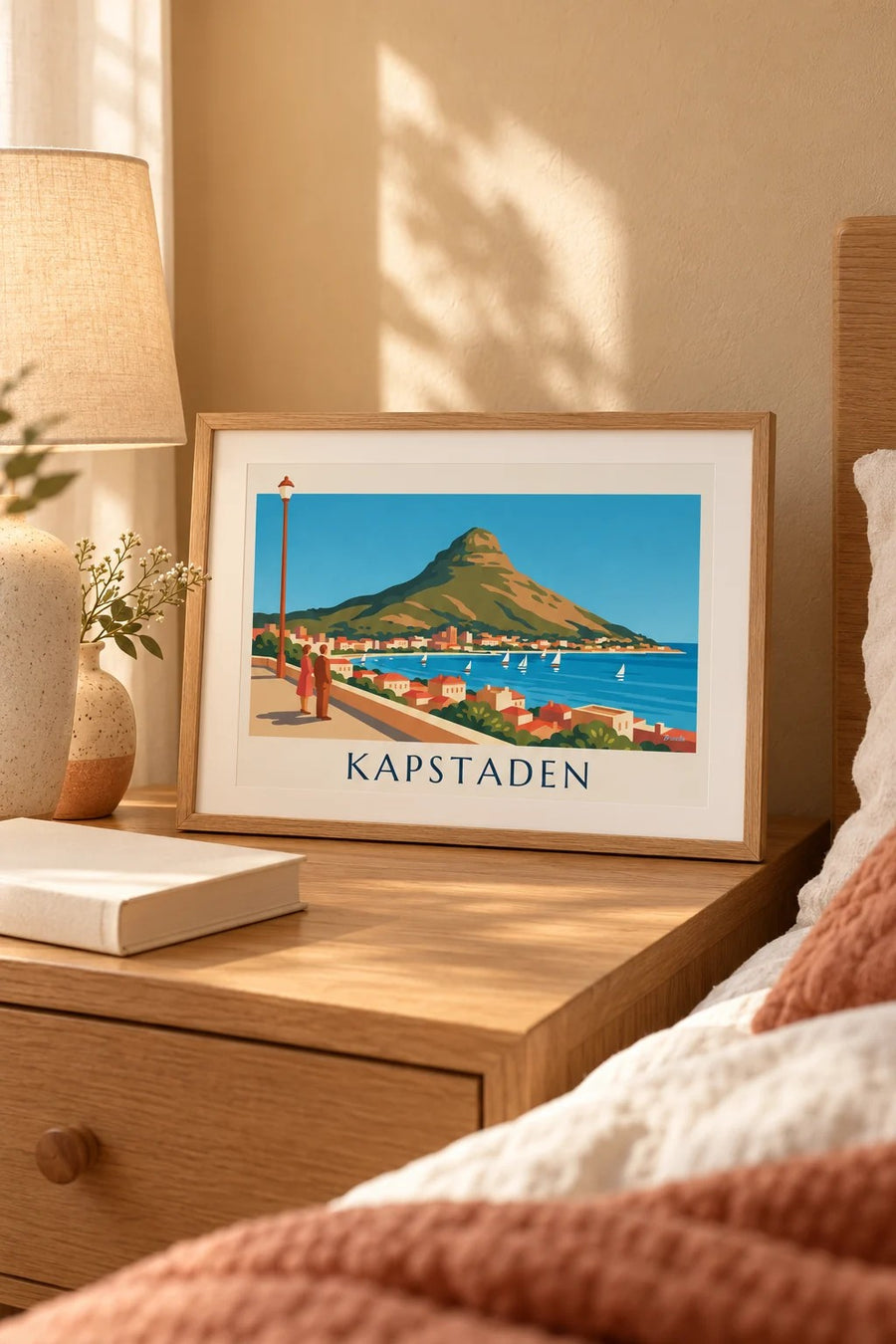 Poster med Kapstaden, Lion's Head och bukten med segelbåtar från strandpromenaden: litet A4-format i ram