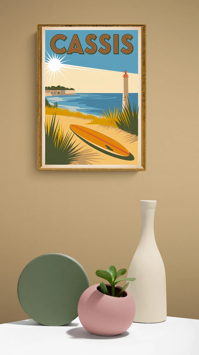 Mise en situation de Affiche Cassis planche de surf et phare en bord de mer