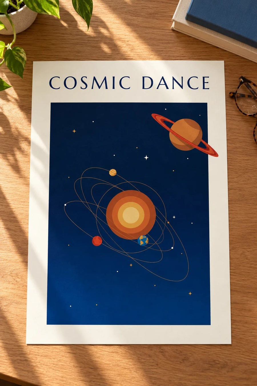 Affiche Saturne et planètes en orbite autour du Soleil sur fond bleu nuit : posée sur une table