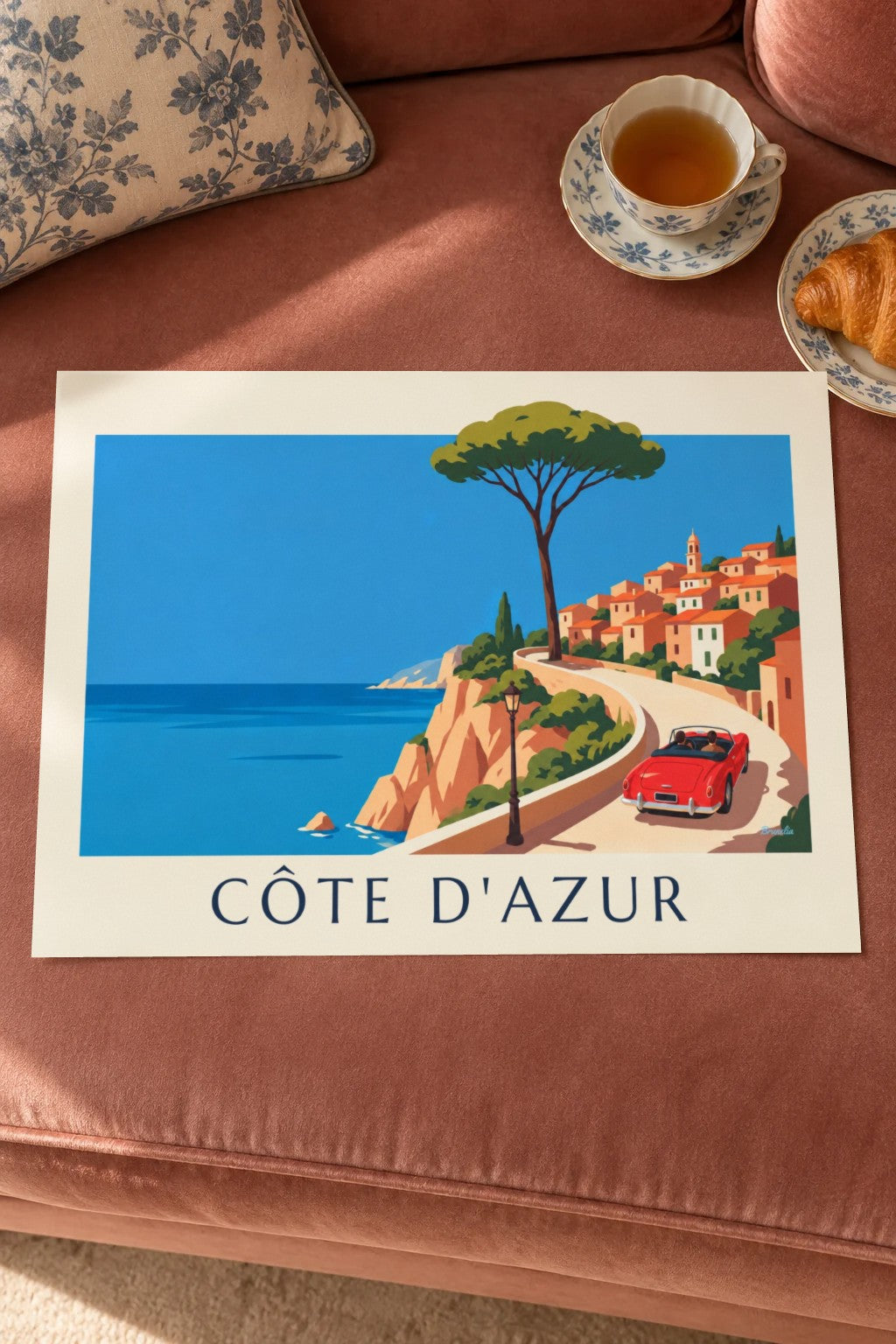 Affiche cabriolet rouge sur la corniche de la Côte d'Azur : posée sur une table