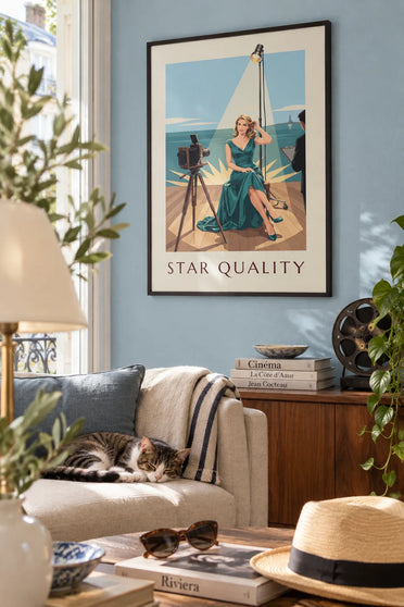 Affiche portrait de femme glamour en studio photo : encadrée au mur