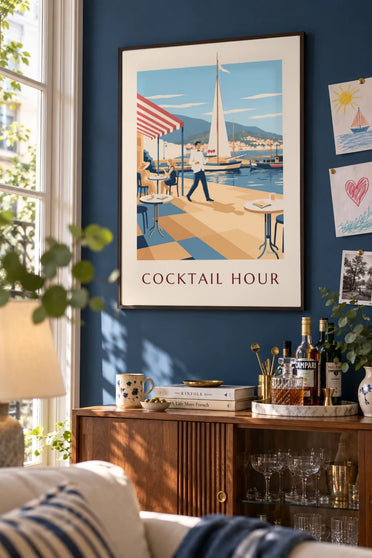 Affiche serveur et apéritifs sur une terrasse de port : encadrée au mur
