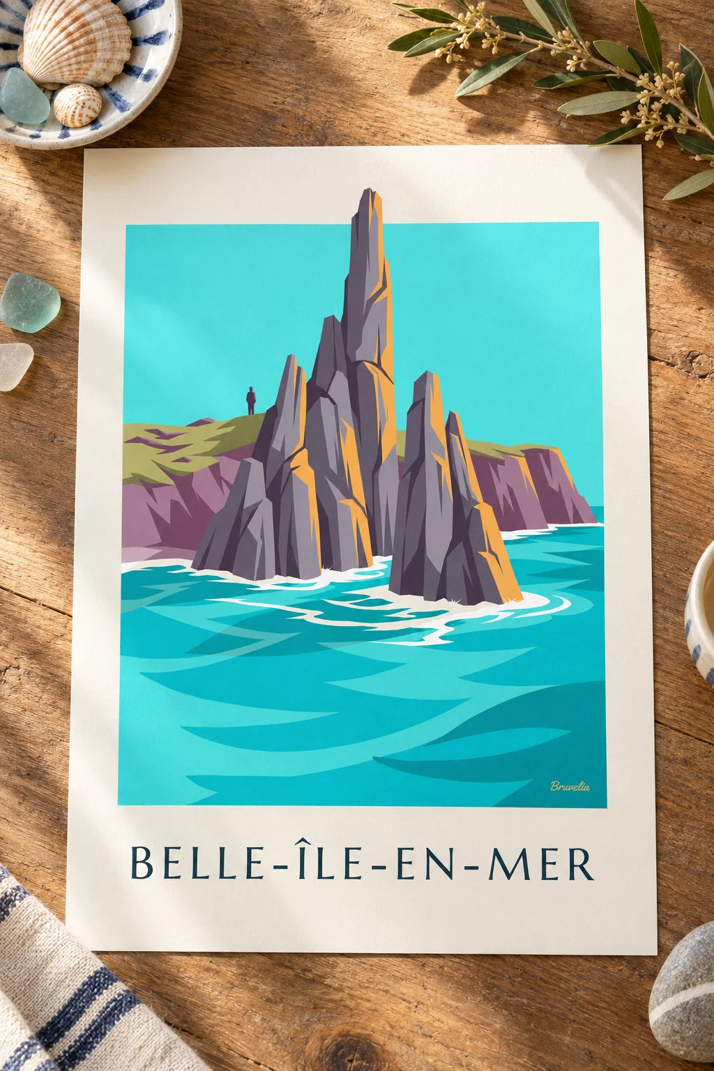 Affiche aiguilles de Port-Coton à Belle-Île-en-Mer : posée sur une table