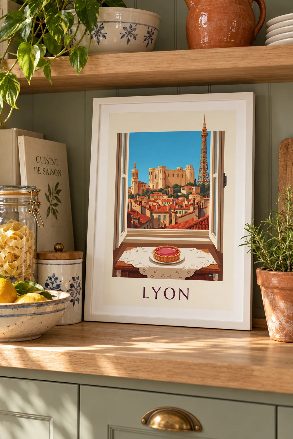Cozinha: Poster de tarte de pralinés cor-de-rosa junto à janela de uma sala de estar lionesa na parede