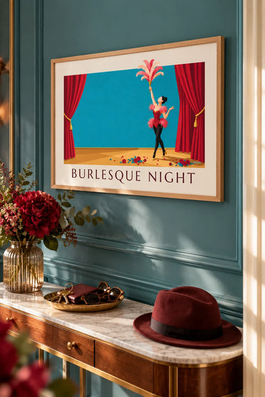 Affiche danseuse de cabaret burlesque en corset et plumes : encadrée au mur