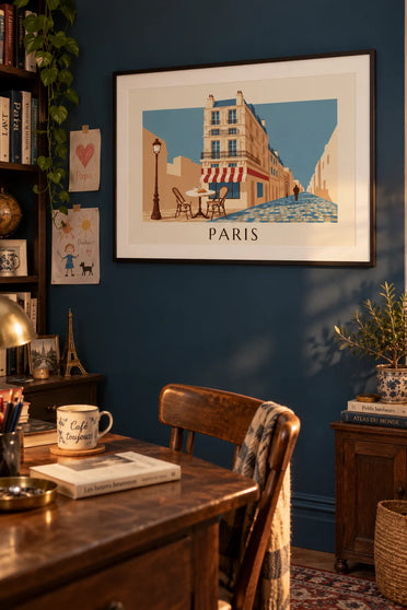 Affiche café et croissant sur une terrasse parisienne : encadrée au mur