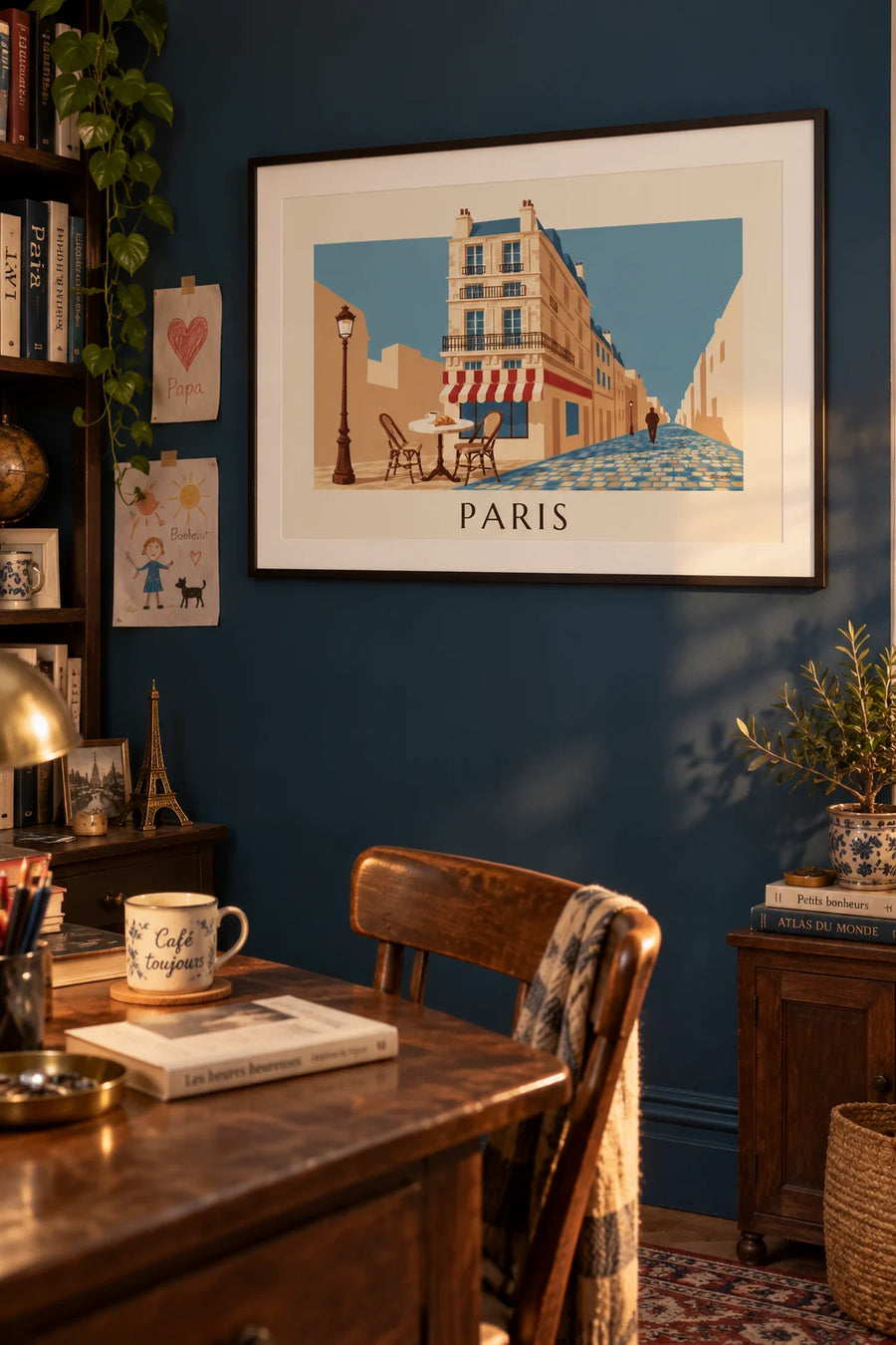 Affiche café et croissant sur une terrasse parisienne : encadrée au mur