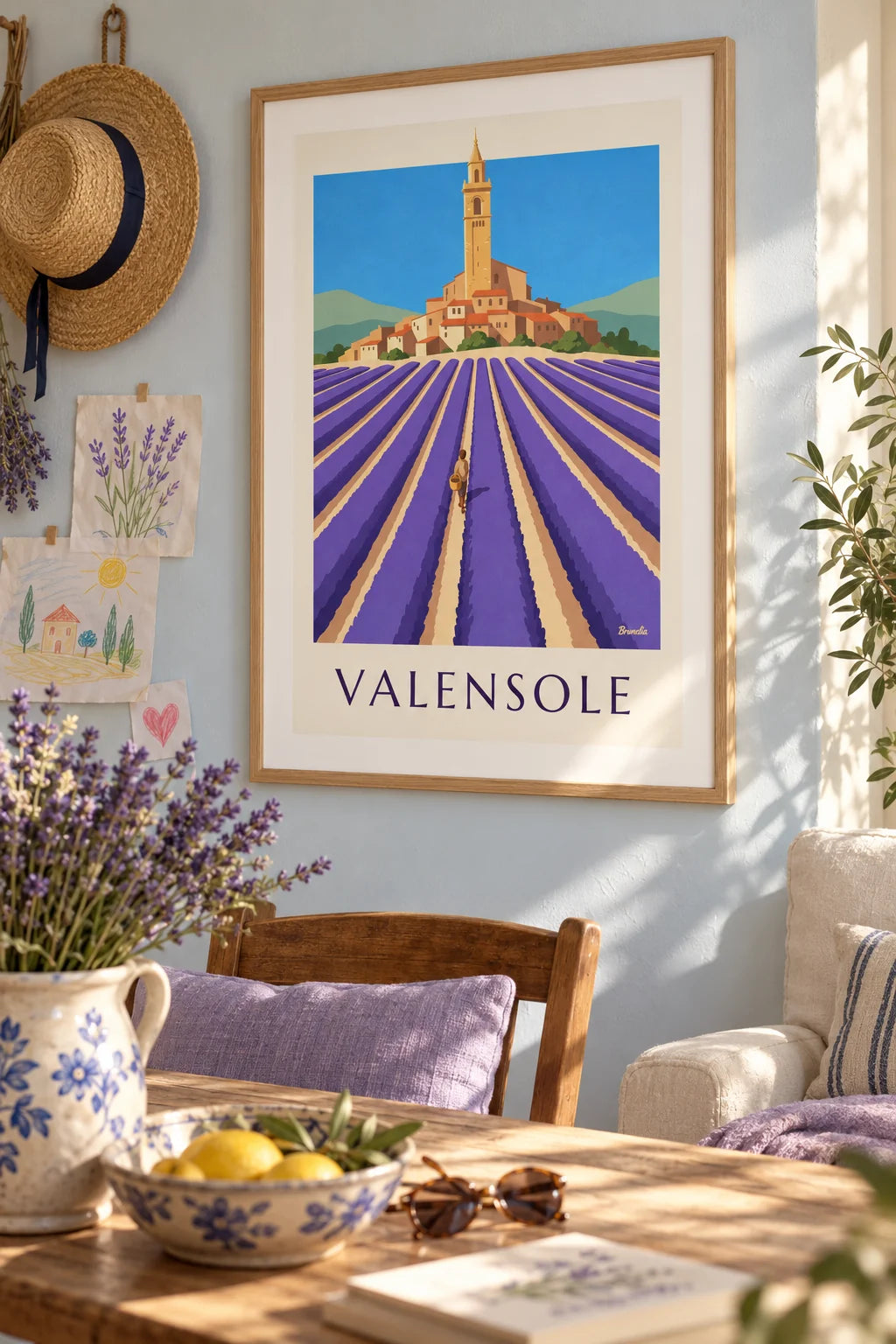 Poster med lavendelfält och byn Valensole på höjden på väggen