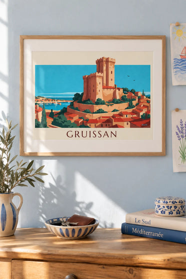 Affiche tour Barberousse de Gruissan au-dessus des toits et du port : encadrée au mur