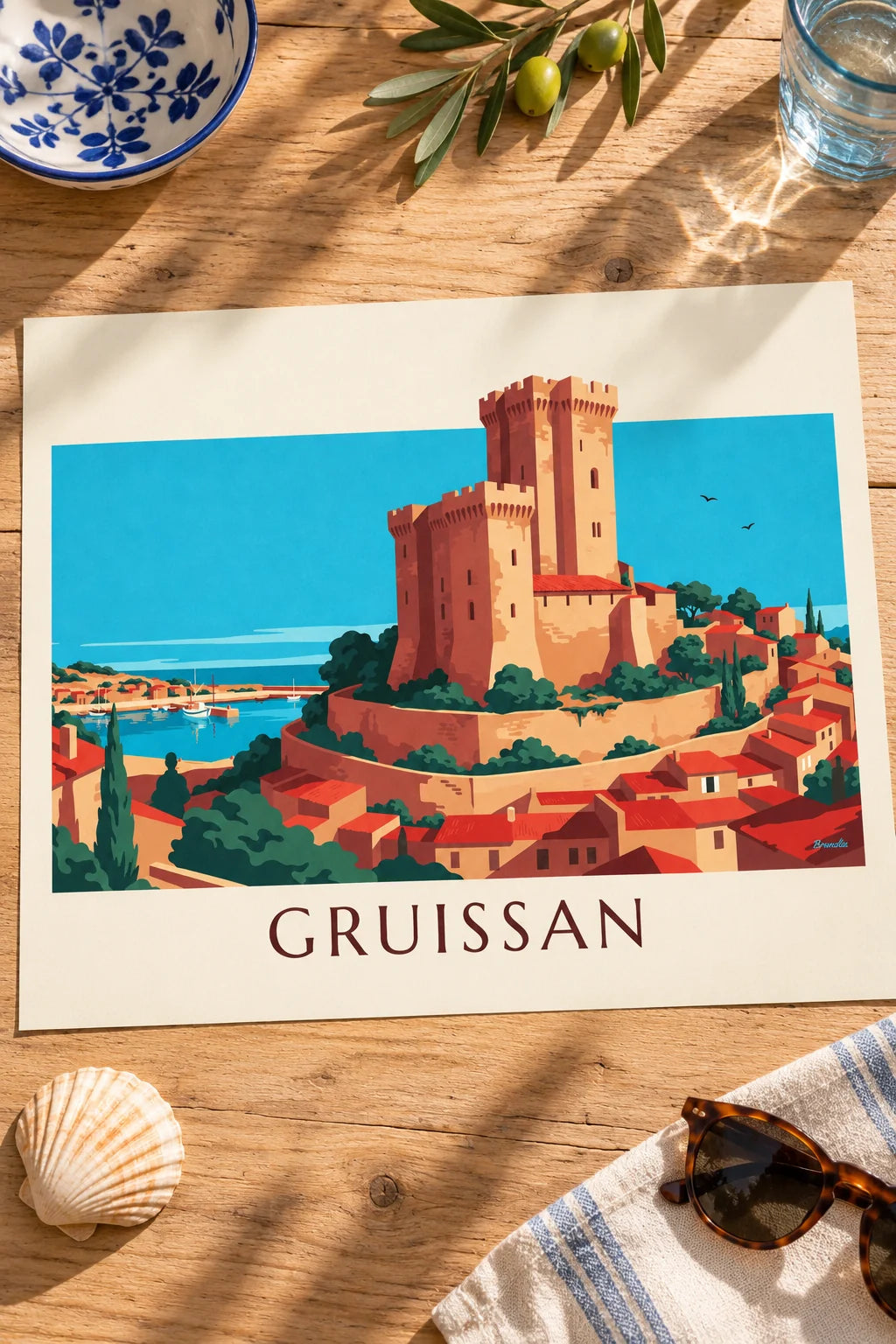 Affiche tour Barberousse de Gruissan au-dessus des toits et du port : posée sur une table