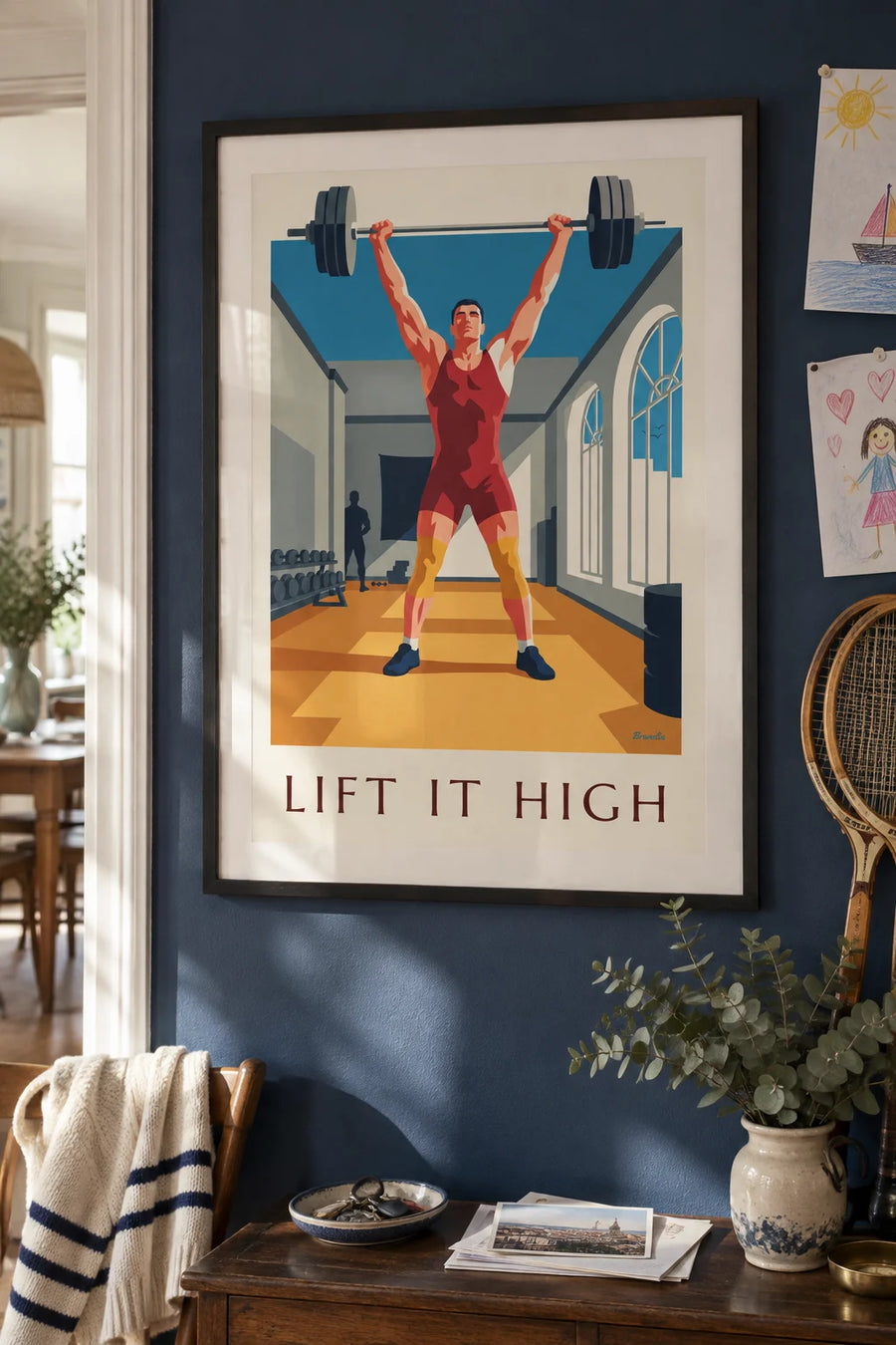 Affiche haltérophile soulevant sa barre en salle de sport : encadrée au mur