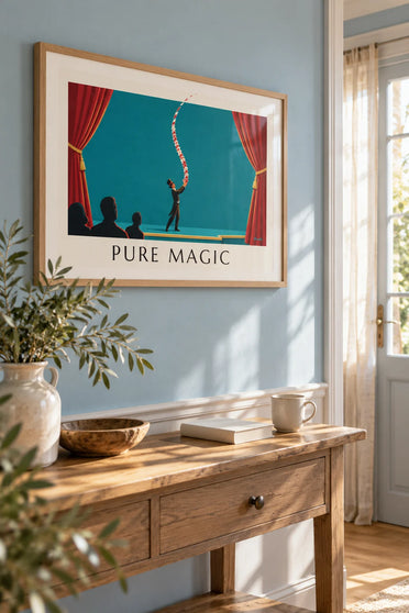 Affiche magicien en haut-de-forme et tour de cartes sur scène : encadrée au mur