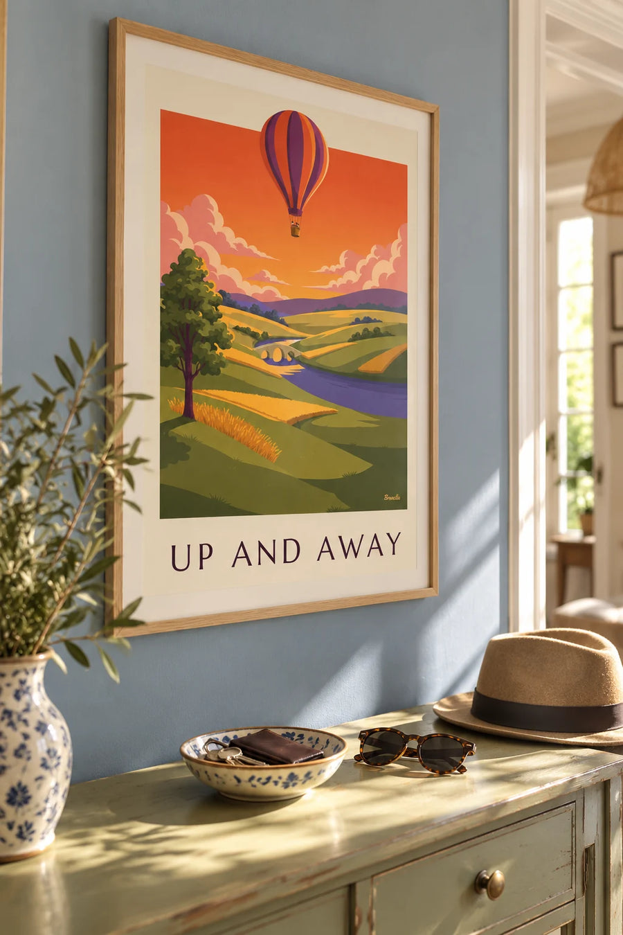 Affiche montgolfière rayée au-dessus des champs au coucher du soleil : encadrée au mur
