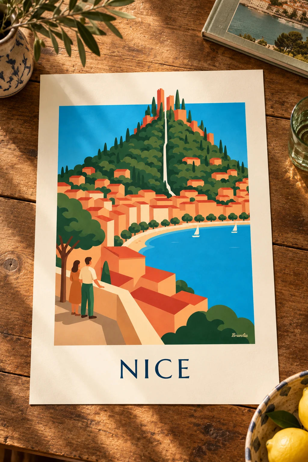 Affiche cascade de la colline du Château et baie des Anges à Nice : posée sur une table