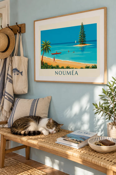 Affiche pirogue et pin colonnaire dans le lagon de Nouméa : encadrée au mur