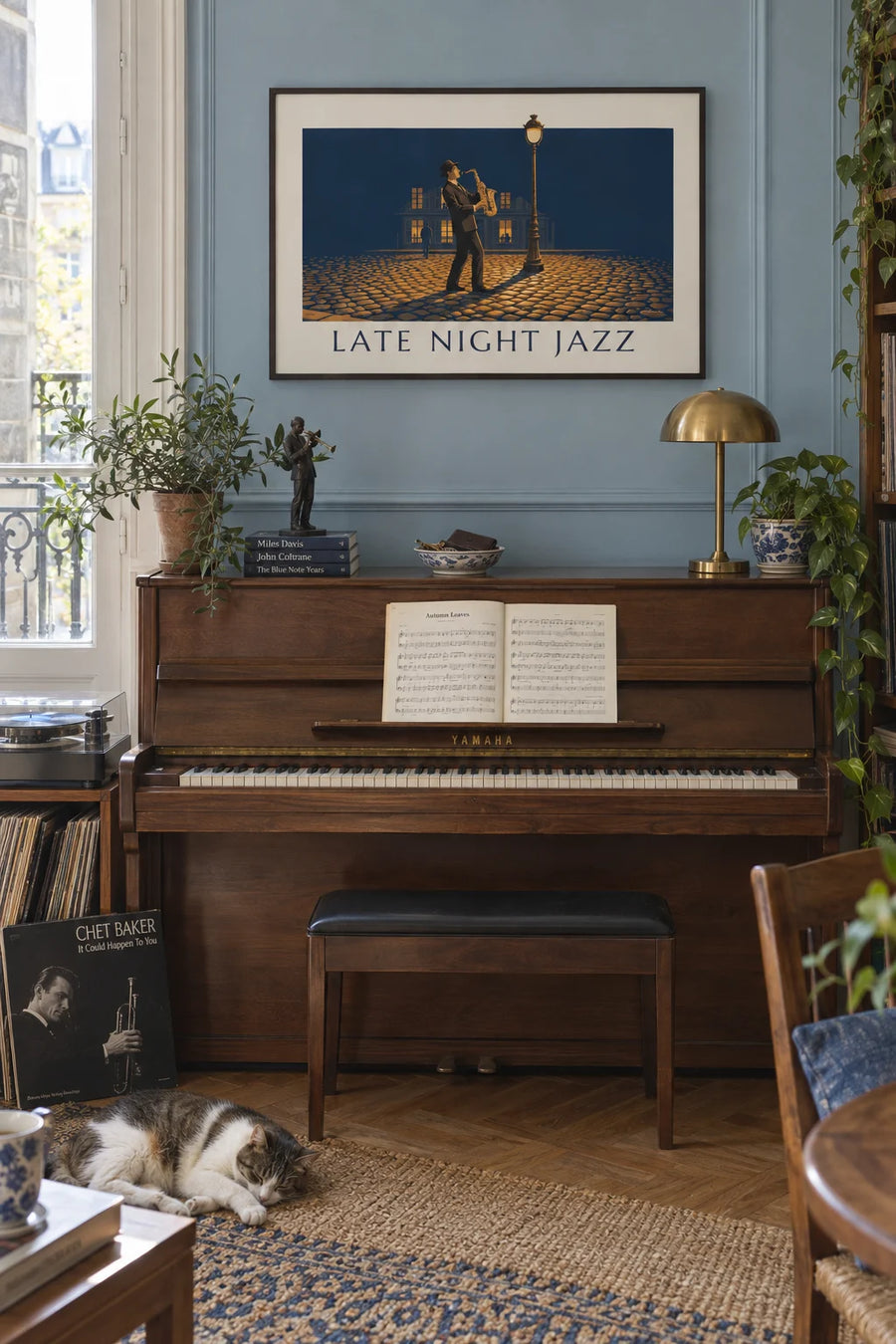 Affiche saxophoniste de jazz sous un réverbère la nuit : encadrée au mur