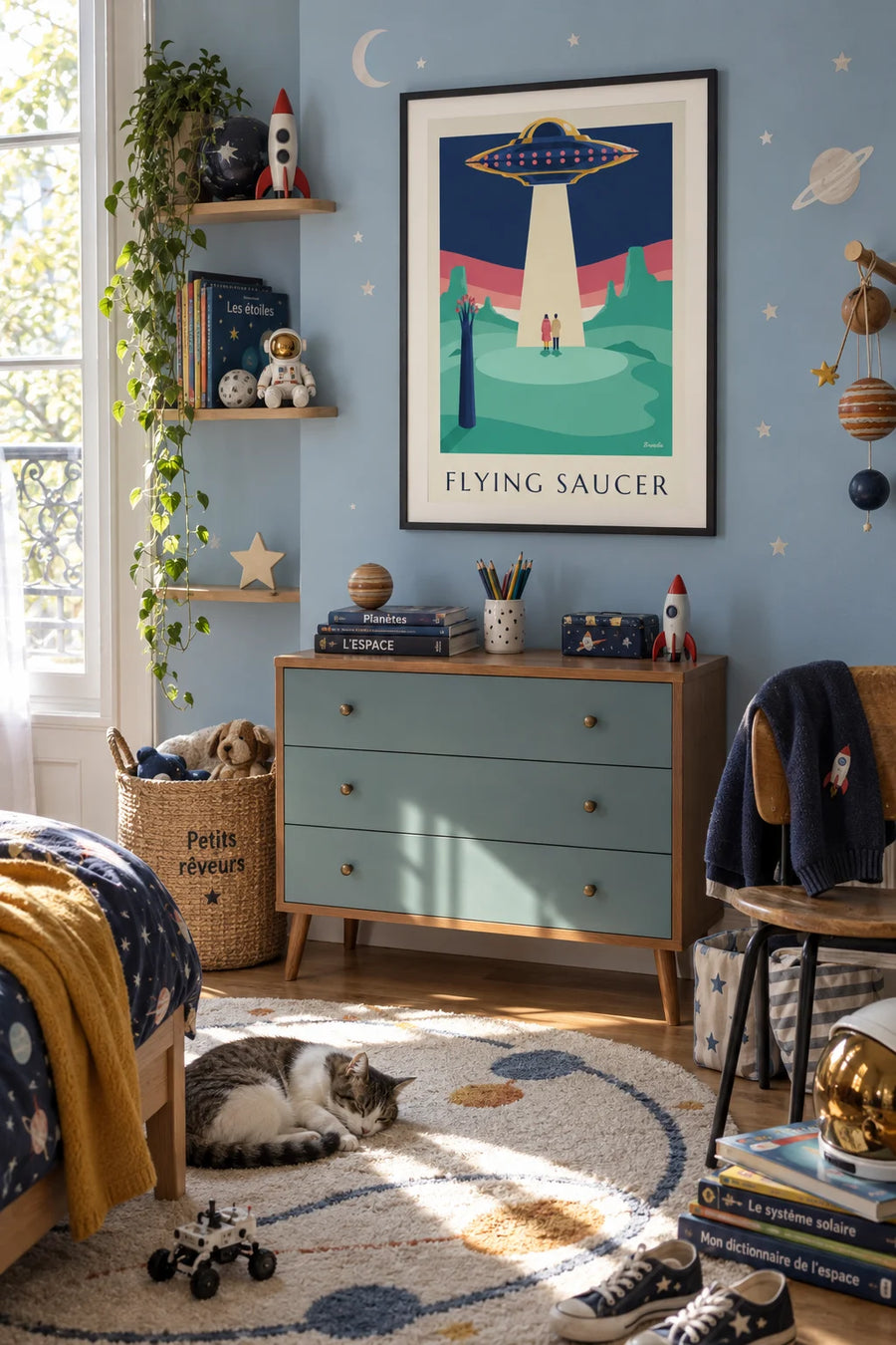 Affiche soucoupe volante au-dessus d'une planète pastel : encadrée au mur