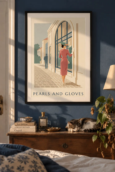 Affiche femme au chapeau fleuri, gants longs et perles : encadrée au mur
