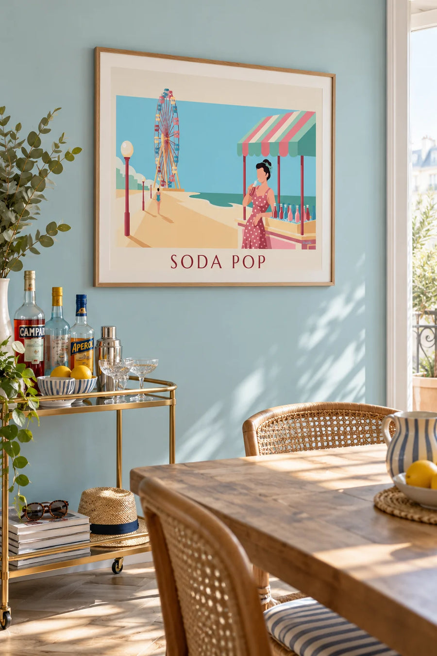 Affiche pin-up en robe à pois au stand de soda de la plage : encadrée au mur
