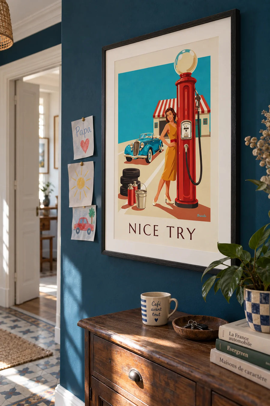 Affiche pin-up au clin d'œil et pompe à essence rouge : encadrée au mur