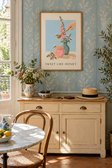 Affiche pot de miel doré, cuillère en bois et abeilles : encadrée au mur