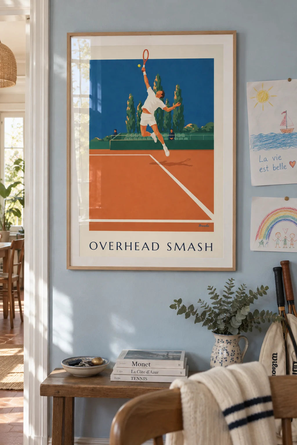 Poster med tennisspelare mitt i en kraftfull smash på grus på väggen