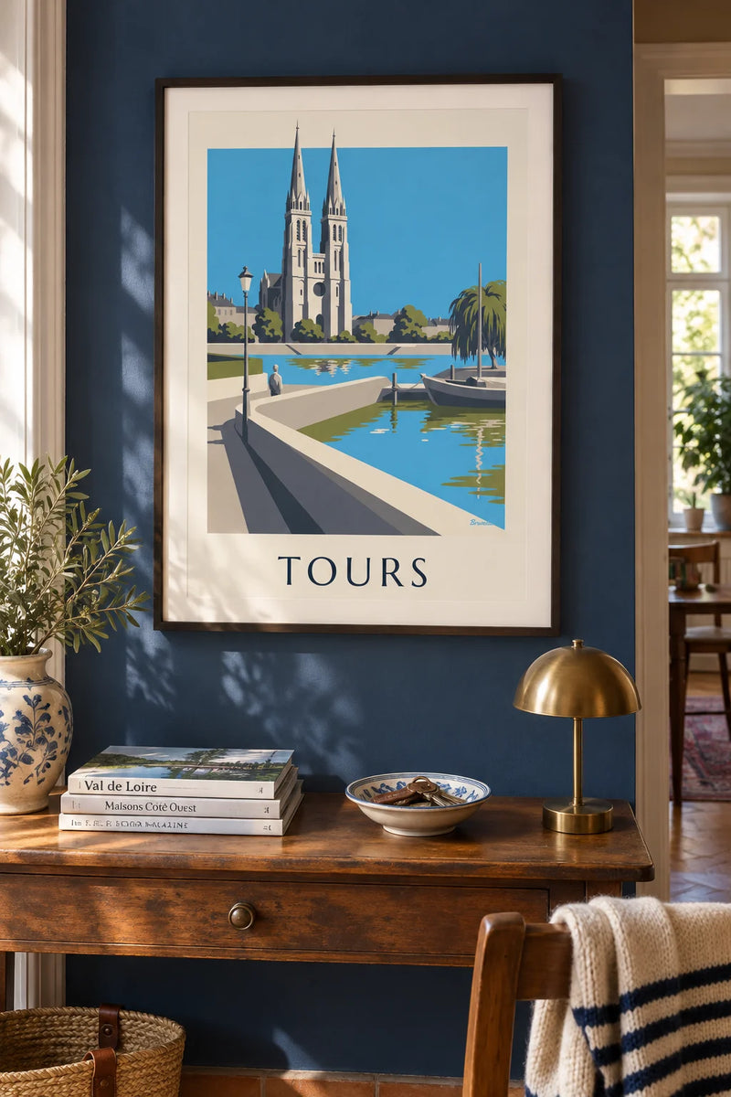 Affiche villes de France vintage accrochée dans un intérieur