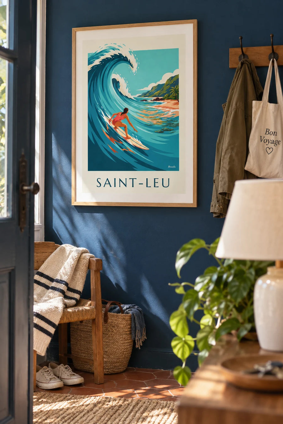 Affiche surfeuse sur le récif de Saint-Leu à La Réunion : encadrée au mur
