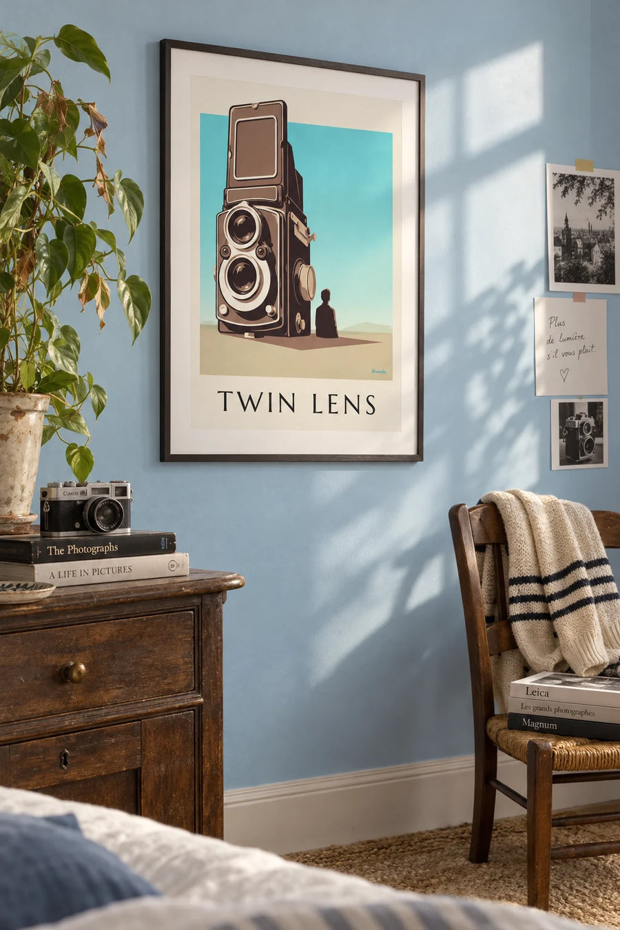 Affiche appareil photo à double objectif en noir et blanc : encadrée au mur
