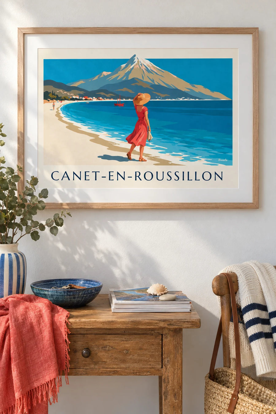 Affiche femme au bord de la mer à Canet-en-Roussillon : encadrée au mur