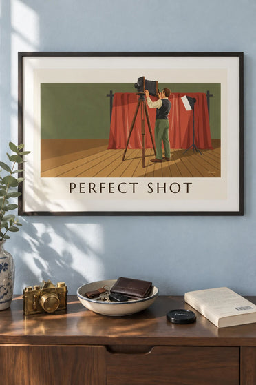 Affiche photographe et appareil à soufflet en studio : encadrée au mur