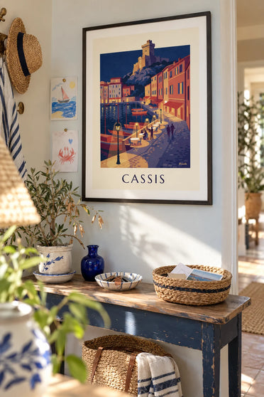 Affiche terrasse de café le soir sur le quai de Cassis et son château : encadrée au mur